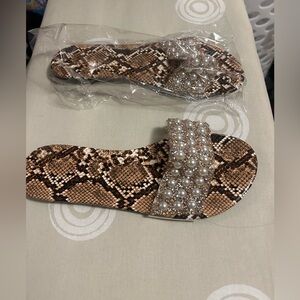 Snakeskin sandals. Size CN42